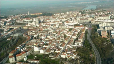 Dans quel pays se trouve Santarem, ville de 60 000 habitants ?