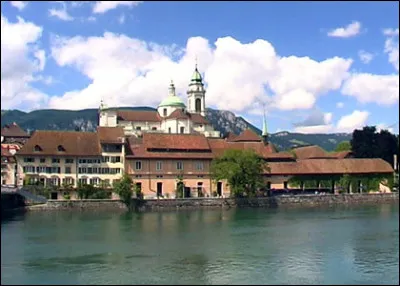 Dans quel pays se trouve Soleure, ville de 20 000 habitants ?