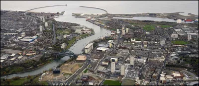 Ville anglaise de 170 000 habitants à l'embouchure de la Wear sur la mer du nord :