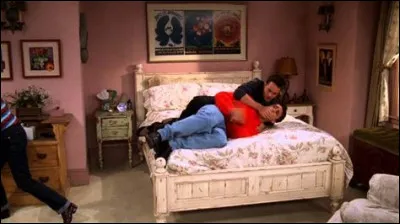 Qui habitait dans la chambre d'amis de Monica avant Rachel ?