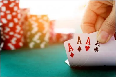 Contre qui le groupe damis sallie-t-il lors d'une partie de 
strip-poker ?