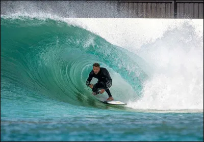 Quel éco-matériau est utilisé pour réaliser des planches de surf plus responsables de l'environnement ?