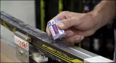 Le fart écologique utilisé pour faciliter la glisse, contient :