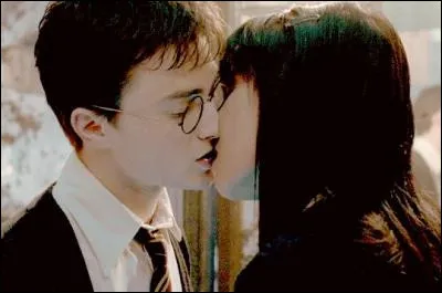 Dans quel épisode ou livre Harry embrasse-t-il Cho pour la première fois ?
