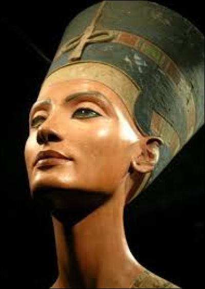 De qui Néfertiti était-elle l'épouse ?
