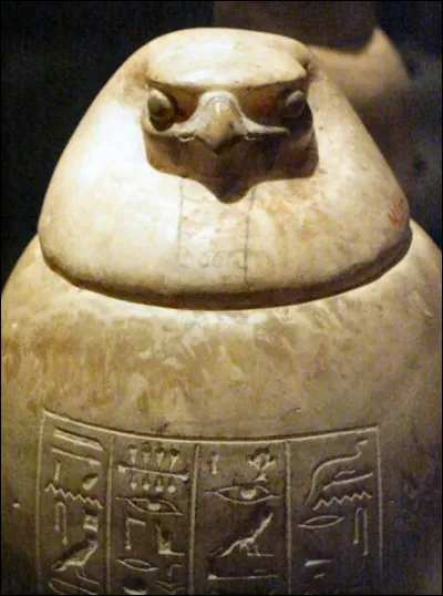 Je suis le dieu qui conserve les intestins des morts. Qui suis-je ?