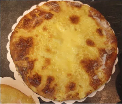 Quel est ce gâteau de Franche-Comté, tout simple à base de pâte briochée sucrée, riche en beurre ?