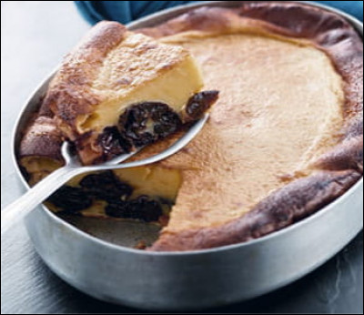 Quel est ce gâteau de Bretagne à base de farine, d'oeuf, de sucre, de lait et de pruneaux ?