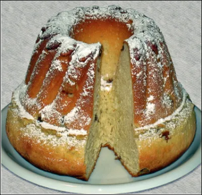 Quel est ce gâteaux d'Alsace, une brioche à pâte levée avec des raisins secs imbibés de rhum ou de kirsch ?