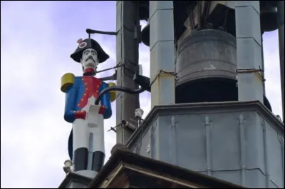 Quel est le nom de l'automate représentant un personnage sculpté en métal ou en bois et qui frappe une cloche à l'aide d'un marteau afin d'indiquer l'heure ?