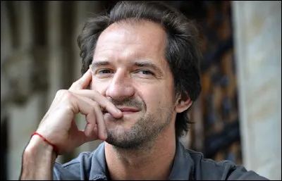 Quel comédien, réalisateur, humoriste et ancien pilote de course professionnel belge est l'auteur de cette citation : '' Se taper la cloche : Ça fait mal. Se dit aussi d'un dîner où l'on se retrouve assis à une mauvaise place.'' ?