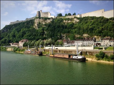 Quelle est cette citadelle de Vauban, surplombant la ville et la rivière et abritant derrière son mur d'enceinte trois musées ?