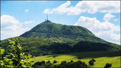 Quel est ce volcan de 1465m de haut, visible à plus de 100 km à la ronde, au sommet duquel se dresse la station qui effectua au XIXe siècle, les premiers relevés météorologiques du monde ?