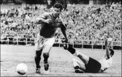 Dans quel pays le célèbre joueur français Just Fontaine est-il né ?