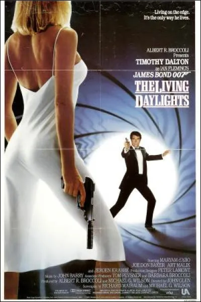 Dans "Tuer nest pas jouer", de quel instrument joue la musicienne Kara Milovy, manipulée par un général russe ?