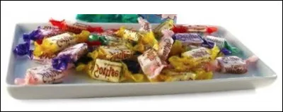 Quelle est cette confiserie au sucre cuit sans colorant avec des arômes originaux et décorée d'un filet de sucre rouge, spécialité de Valenciennes ?