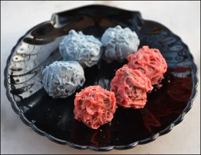 Quelle est cette confiserie, un petit chardon de chocolat contenant de la liqueur d'origan, spécialité d'Avignon ?