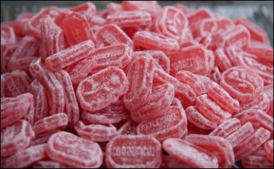 Quelle est cette confiserie à base de sirop de sucre imbibé d'une infusion de pétales de coquelicot, spécialité de Nemours ?