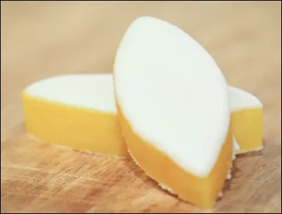 Quelle est cette confiserie datant de 1454, mélange d'amandes broyées, de melon et d'écorces d'orange confits, dressé sur un pain azyme recouvert de glace royale, spécialité d'Aix-en-Provence ?