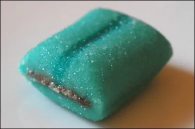 Quelle est cette confiserie composée d'une ganache de chocolat sertie dans une couche de pâte d'amande, spécialité de Lyon ?