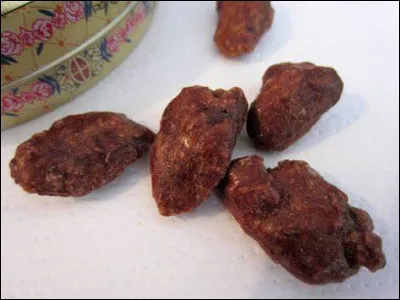 Quelle est cette confiserie composée d'une amande grillée enrobée de caramel et vernie à la gomme arabique, spécialité de Montargis ?