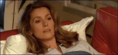 Ho comme Hôtel : avec qui Catherine Deneuve partage-t-elle l'affiche dans le film "Hôtel des Amériques" ?