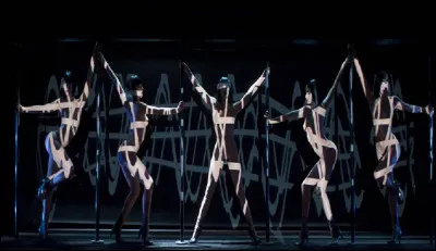 Quel est ce cabaret dont la touche est la projection de lumières sur le corps des danseuses nues ?