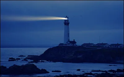 Comment les marins nomment-ils la lumière de signalisation émise par un bateau, un phare... ?