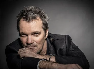 Qui est ce chanteur, auteur, compositeur et interprète de la chanson ''Éteins la lumière'' ?