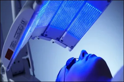 Quel est le nom du moyen de traitement utilisant la lumière ?