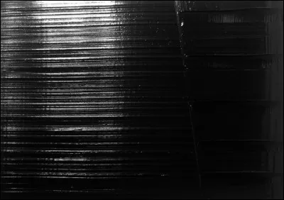 Quel peintre est connu particulièrement pour l'usage des reflets de la couleur noire, qu'il appelle ''noir-lumière'' ou ''outrenoir'' ?