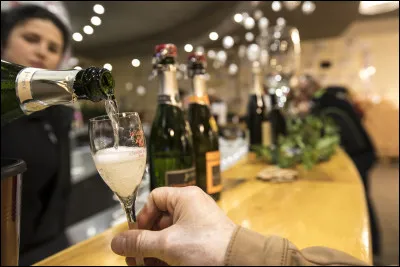 Clair comme clairette : on associe ce vin doux pétillant à la ville de Die, dans quel département ?