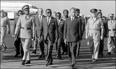 Le secr&eacute;taire g&eacute;n&eacute;ral des Nations Unies trouve la mort dans la nuit du 17 au 18 septembre : le DC 6 de l'ONU s'&eacute;crase entre la Rhod&eacute;sie et le Congo. L'explication officielle est un accident. De qui s'agissait-il ?