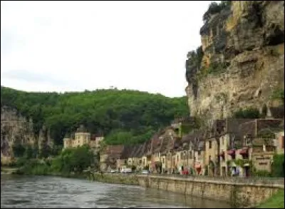 Je vous propose de partir à la découverte de La Roque-Gageac. Commune néo-aquitaine de l'aire urbaine Sarladaise, classée parmi les Plus Beaux Villages de France, elle se situe dans le département ...