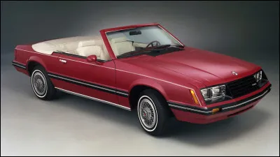 Quel est le designer qui s'est penché sur le cas de la Mustang en 1982 ?