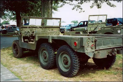 Comment se nomme cette Jeep modifiée ?
(2 réponses attendues)