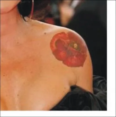 A qui appartient cette paule tatoue ?