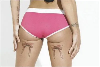 A qui appartiennent ces fesses tatoues ?