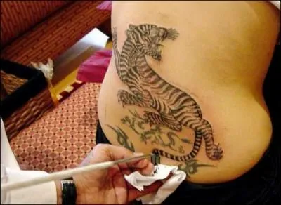 Qui est en train de se faire tatouer ?