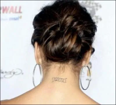 A qui appartient cette nuque tatoue ?