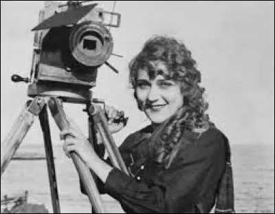 Quelle femme est considérée comme la première réalisatrice de fiction de l'histoire du cinéma ?
