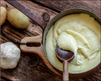 Quelle est cette recette à base de pomme de terre, de tome fraîche, de crème, de beurre et d'ail, une spécialité d'Auvergne ?