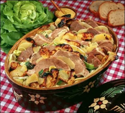 Quelle est cette recette qui allie trois viandes (boeuf, agneau, porc) mijotées dans du vin blanc du cru, le tout agrémenté de légumes, une spécialité d'Alsace ?