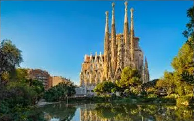 Dans quelle ville d'Espagne peut-on admirer la Sagrada Família ?