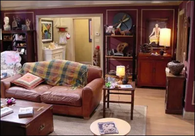 Qu'envoie Ross à l'affreux tout nu, comme pot-de-vin, pour obtenir la primauté sur son appartement ?