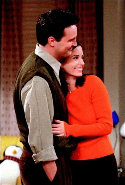 Qui est le deuxième membre du groupe à apprendre pour Monica et Chandler ?