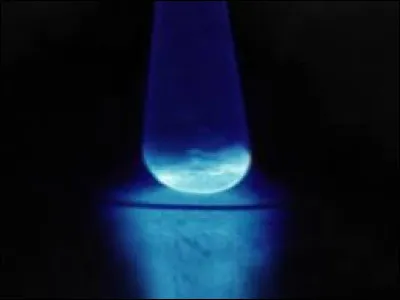 Quel élément chimique a pour numéro atomique 99 ?