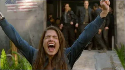 Combien de personnes de l'Arche ont posé le pied sur la terre ferme, vivantes, avec la navette que le Conseil a envoyé durant l'épisode 1 de la première saison ?