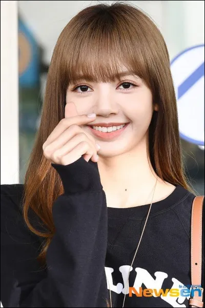 Quel âge a-t-elle ? (oui elle fait partie du groupe)