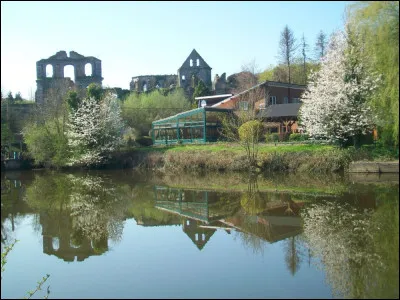 Nous voici &agrave; Thuin, plus pr&eacute;cis&eacute;ment dans la section de Goz&eacute;e. Quelle est cette abbaye cistercienne construite en bord de Sambre et class&eacute;e comme patrimoine exceptionnel de Wallonie ?